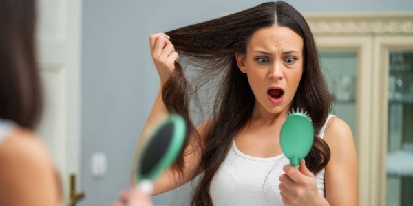 ¿Es normal la caída de pelo en otoño? Claves y productos naturales para nutrir el cabello