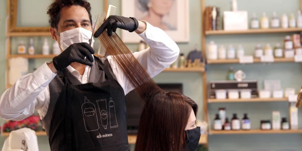 Las peluquerías abrirán este lunes con avalancha de citas, uso obligatorio de mascarillas y sin revistas.